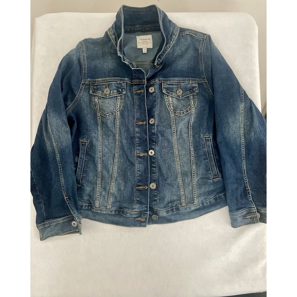 Torrid Women's Plus Size (3) Denim Trucker Jacket Medium Wash‎ Stretch 11879816
